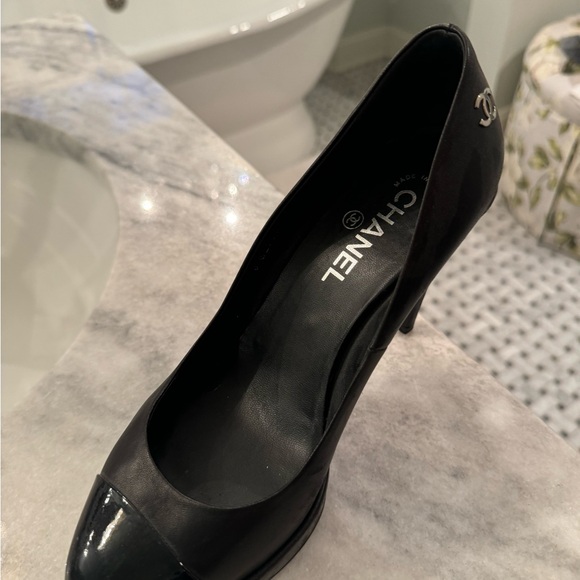 Interlock CC Logo Leather Pumps.Box &Dust Bag. Scuff on the back of 1. See pic 6 - Picture 9 of 14